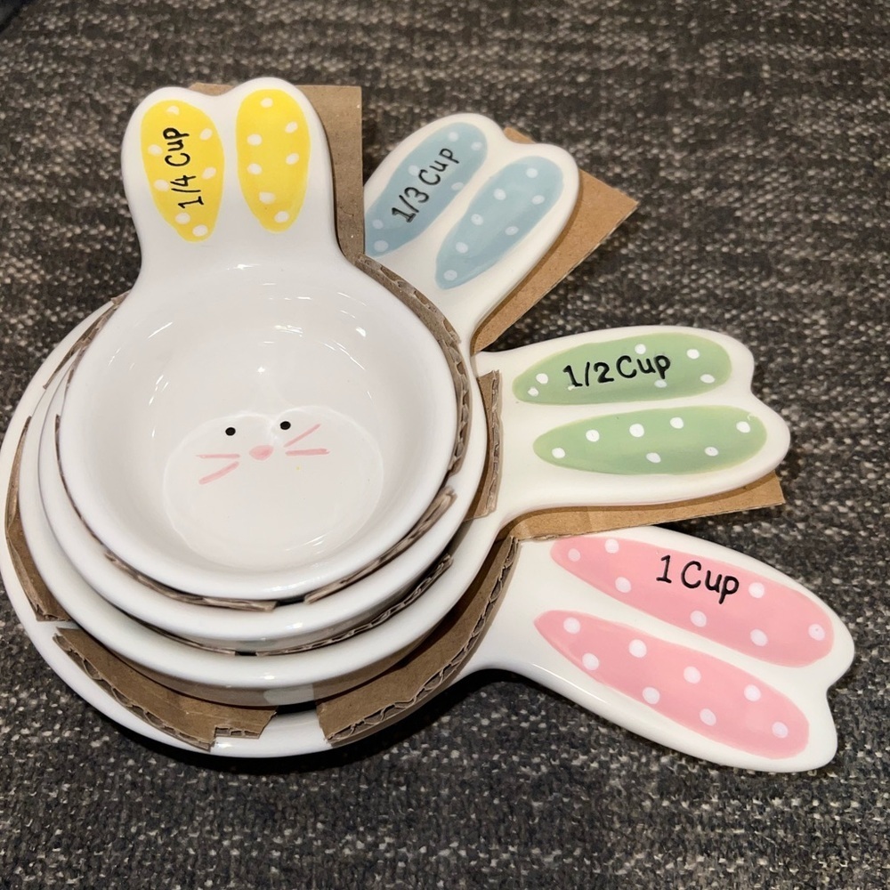 NWT Bunny Hop Measuring Cups
